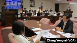 台灣立法院社會福利及衛生環境委員會4月23號的會議現場(美國之音張永泰拍攝)