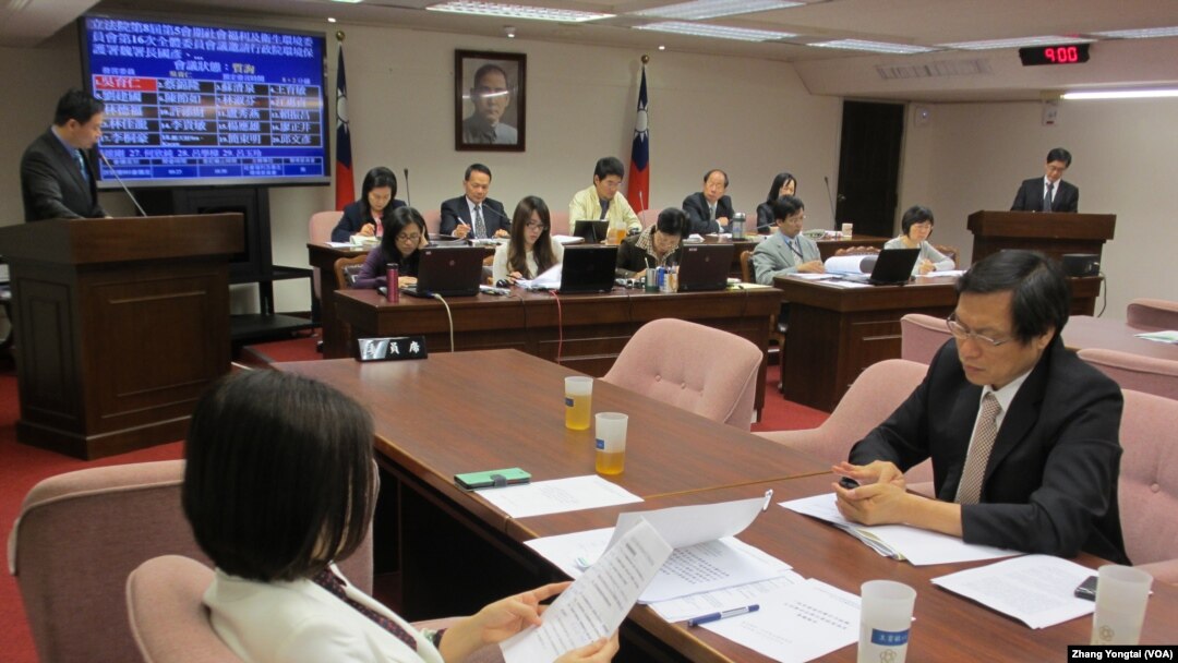 台湾立法院社会福利及卫生环境委员会4月23号的会议现场(美国之音张永泰拍摄)