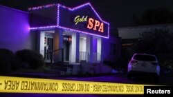 Garis polisi dipasang di lokasi kejadian penembakan di panti pijat Gold Spa di Atlanta, Georgia, 16 Maret 2021. 