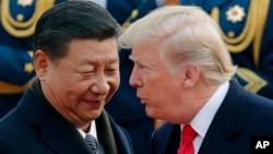 Presiden AS Donald Trump (kanan) dan Presiden China Xi Jinping dalam pertemuan di Beijing, 9 November lalu. 