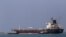 Sebuah kapal kargo berlabuh untuk menurunkan gandum di pelabuhan Laut Merah Hodeida, Yaman 1 Oktober 2017. Foto: ilustrasi. (REUTERS/Abduljabbar Zeyad)