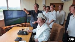 Esta fotografía, tomada el 24 de agosto de 2024 y publicada por la Agencia Central de Noticias de Corea del Norte (KCNA) el 26 de agosto, muestra al líder norcoreano Kim Jong Un inspeccionando una prueba de rendimiento de drones. (Foto de KCNA VIA KNS / AFP)