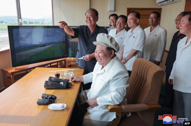 Kim Jong Un (tengah depan) sedang memeriksa uji kinerja pesawat nirawak yang diselenggarakan oleh Institut Pesawat Nirawak Akademi Ilmu Pertahanan di lokasi yang dirahasiakan di Korea Utara. (Foto: KCNA via REUTERS)