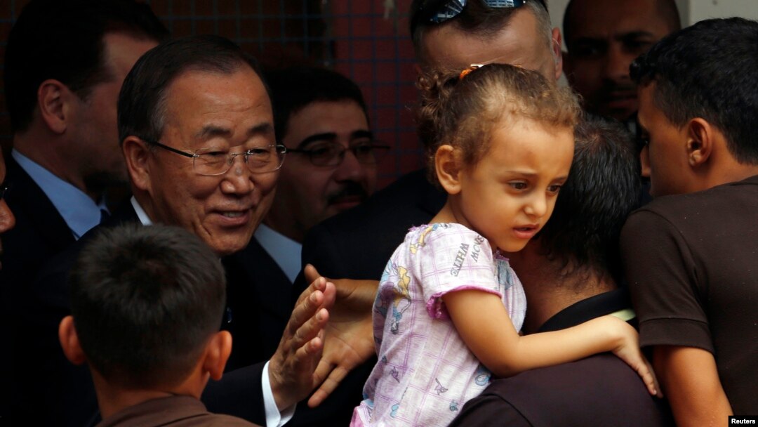 Sekjen PBB Ban Ki-moon (kiri) saat mengunjungi sekolah PBB di Jalur Gaza yang terkena serangan Israel dalam pertempuran tahun lalu (foto: dok). 