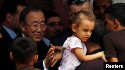 Sekjen PBB Ban Ki-moon (kiri) saat mengunjungi sekolah PBB di Jalur Gaza yang terkena serangan Israel dalam pertempuran tahun lalu (foto: dok). 