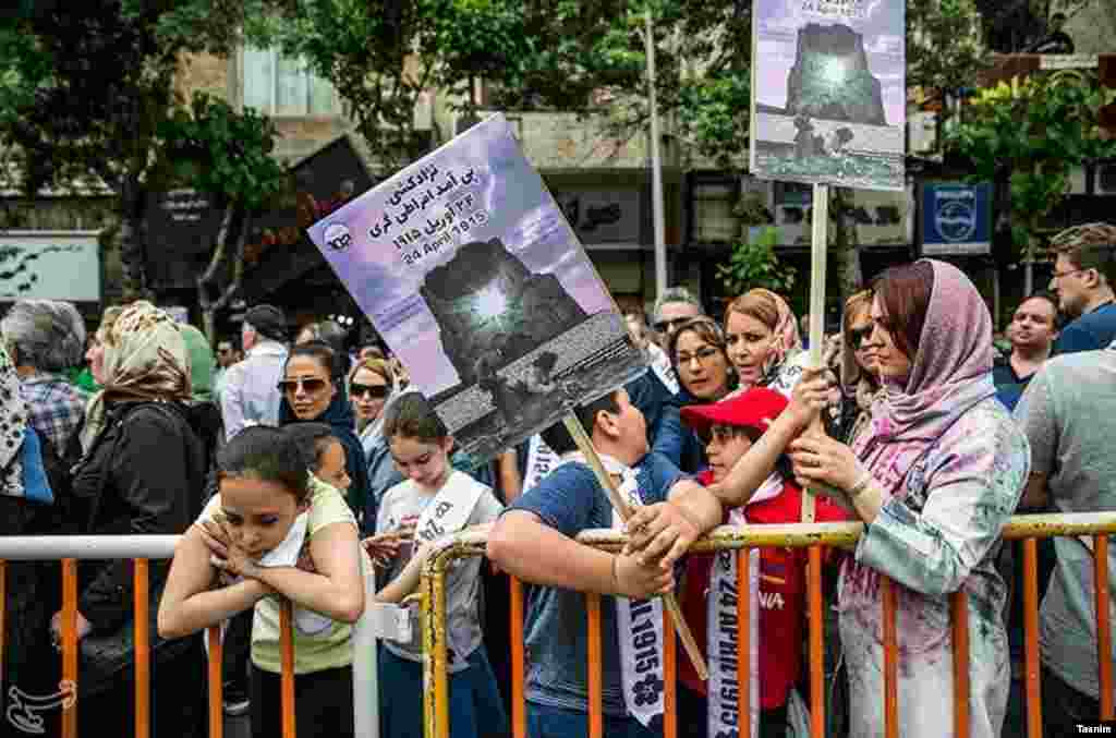 امروز گروهی از ارامنه ایران در سالگرد &laquo;نسل کشی ارامنه توسط عثمانی&raquo; در مقابل سفارت ترکیه تجمع کردند. عکس: فواد اشتری