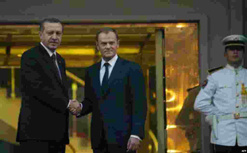 Poland's Prime Minister Donald Tusk, center, and his Turkish counterpart Recep Tayyip Erdogan pose for cameras before their meeting in Ankara, Turkey, Wednesday, Dec. 8, 2010. Tusk is in Turkey for a two-day official visit.(AP Photo/Burhan Ozbilici)