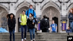 미국 시애틀에 있는 워싱턴대학교 캠퍼스에서 학생들이 걷고 있다. (자료사진)
