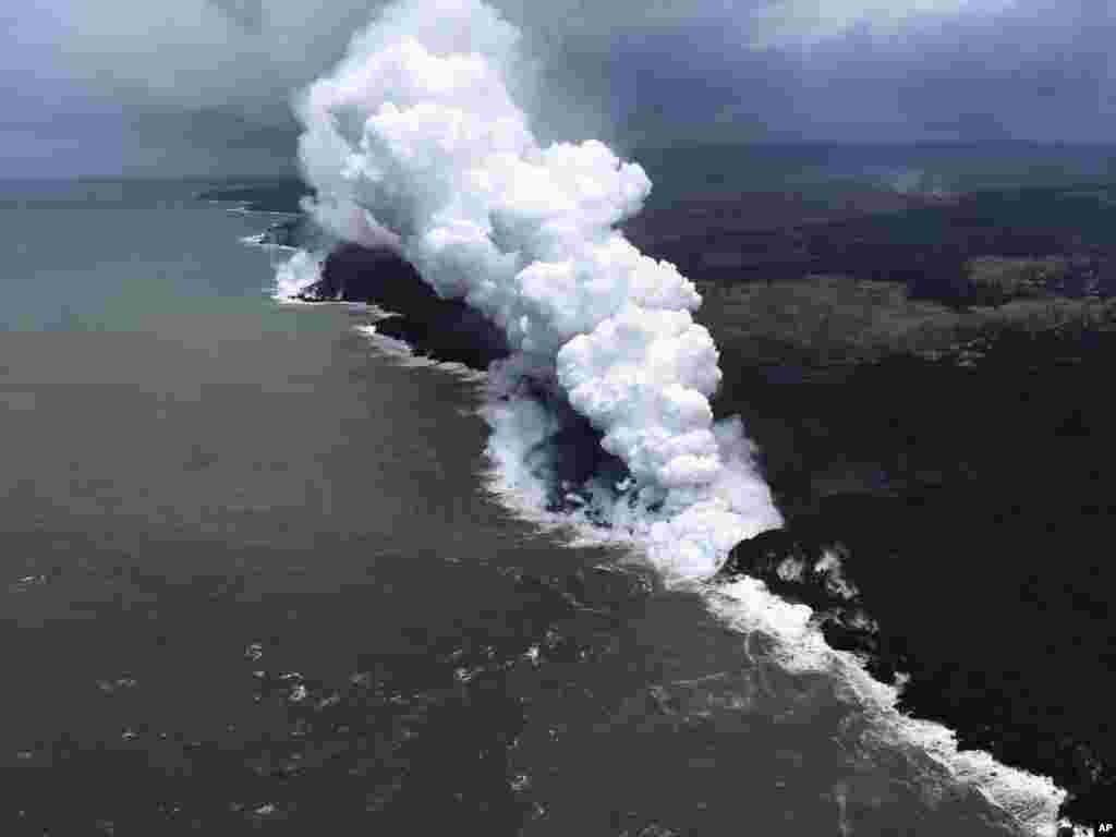  عکسی از بالا از فوران آتشفشان کیلاویا در جزیره هاوایی در آمریکا