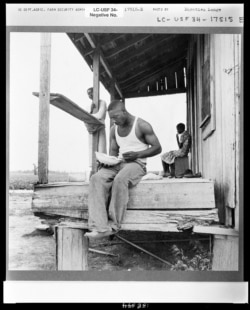 Sharecropper eating near Clarksdale, Mississippi, 1937. (Photo by Dorothea Lange)