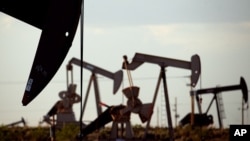 ARHIVA - Naftna polja u blizini Lavingtona, u saveznoj državi Nju Meksiko, 24. aprila 2015. (Foto: AP)