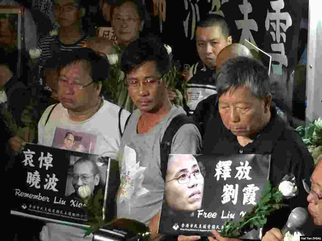 香港民众赴中联会外为刘晓波鲜花吊唁（美国之音海彦拍摄）