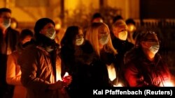 Umat Katolik saat menghadiri Malam Paskah di luar ruangan saat penyebaran COVID-19 berlanjut di Hanau, Jerman, 3 April 2021. (Foto: REUTERS/Kai Pfaffenbach)