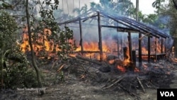 A Maungda hut burning in Western Myanmar. (Photo: Steve Sandford / VOA)