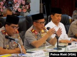 Kapolri Jenderal Polisi Tito Karnavian memberikan keterangan pers terkait aksi terorisme di Surabaya dan Sidoarjo, Senin, 14 Mei 2018. (Foto: VOA/Petrus Riski)