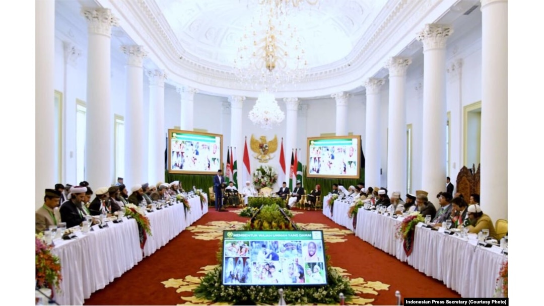 19 ulama Afghanistan, 17 ulama Pakistan, dan 17 ulama Indonesia dari berbagai kelompok hadiri Konferensi Ulama Trilateral di Istana Kepresidenan Bogor, hari Jumat (11/5) (Courtesy: Indonesian Press Secretary)