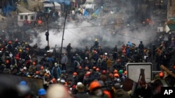Người biểu tình tràn vào Quảng trường Ðộc lập ở Kyiv, ngày 20/2/2014. Hình ảnh những vụ xung đột đẫm máu và Kyiv chìm trong biển lửa đã gây sốc cho cả thế giới.