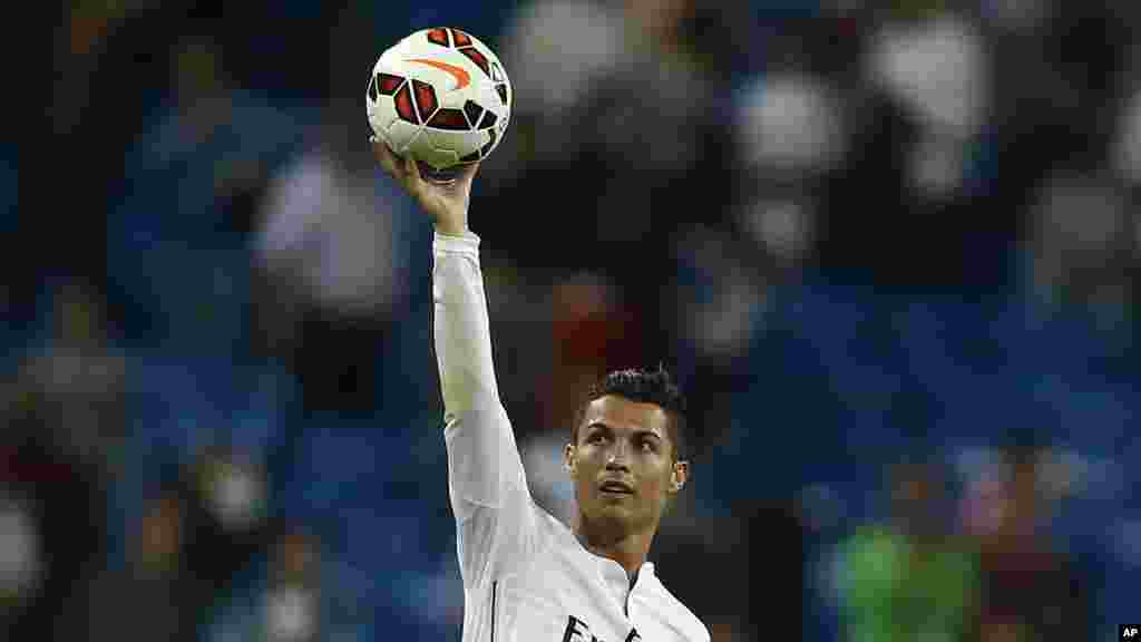 Cristiano Ronaldo Le star du Real Madrid gagne 67,4 millions d'euros. Le salaire du portugais ne compte que pour près de la moitié de cette somme.