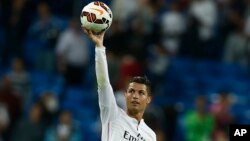 Bintang Real Madird Cristiano Ronaldo merayakan gol dalam sebuah pertandingan La Liga antara Real Madrid dan Elche di stadion Santiago Bernabeu di Madrid (foto: dok).