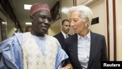 Le Directeur général du Fonds monétaire international Christine Lagarde ( R ) marche avec le ministre des Finances du Cameroun Alamine Ousmane Mey après leur réunion au ministère des Finances à Yaoundé , au Cameroun, dans le 7 janvier 2016 aumône photo par le FMI .