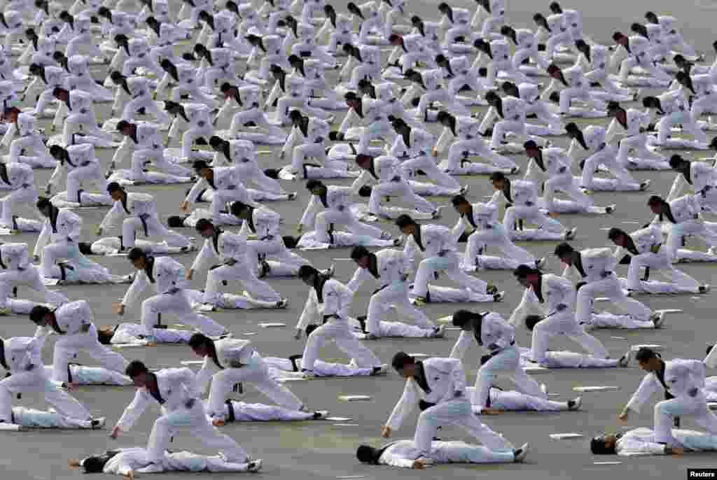Para anggota Komando Perang Khusus mendemonstrasikan keahlian taekwondo dalam upacara peringatan hari jadi ke-65 pasukan bersenjata Korea Selatan di Seongnam (1/10). (Reuters/Kim Hong-Ji)