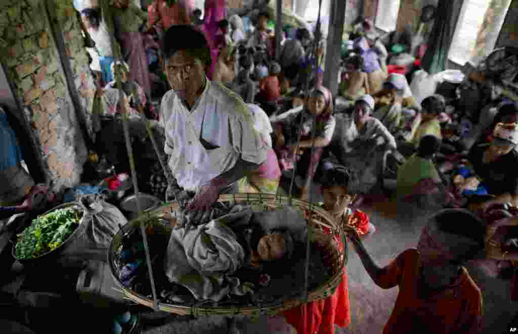 Internally displaced Rohingya people take shelter in a building ahead of the arrival of Cyclone Mahasen, in Sittwe, northwestern Rakhine State, Burma, May 15, 2013. 