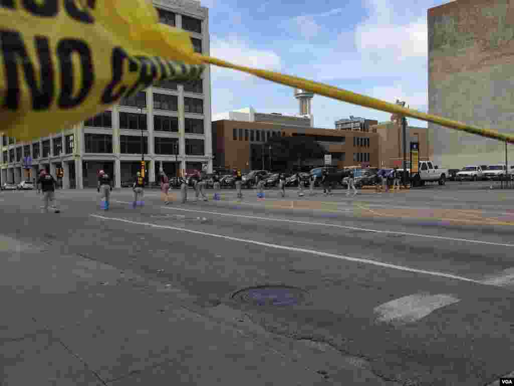 FBI inspecciona el área de ataque. Desde el 2000, murieron 14 policías en Houston, 7 en San Antonio, 4 en Austin y 3 en El Paso, otras de las principales ciudades del estado sureño.