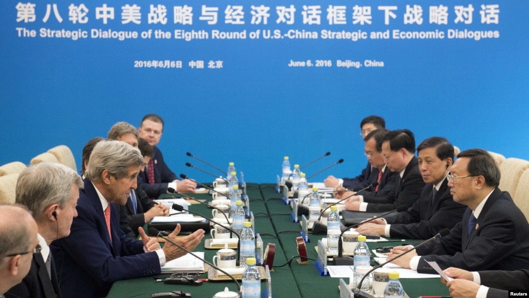 Ngoại trưởng Mỹ John Kerry phát biểu trong phiên họp với Ủy viên Quốc vụ Trung Quốc Dương Khiết Trì tại Bắc Kinh, ngày 6/6/2016.