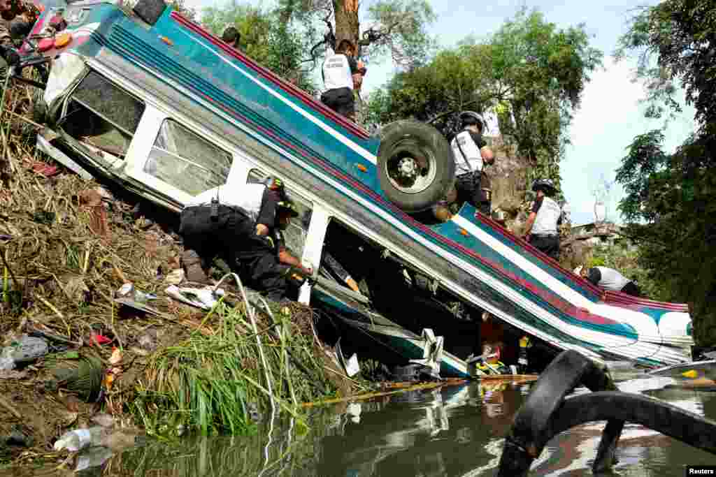 El bus viajaba lleno por una ruta muy transitada hacia la capital desde el pueblo de San Agustín Acasaguastlán, cuando cayó aproximadamente a 20 metros del Puente Belice, que cruza una carretera y un arroyo.