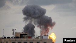 Una explosión en la Franja de Gaza durante un ataque de la aviación israelí contra militantes del grupo Yihad Islámica, el 24 de febrero de 2020.