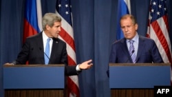 U.S. Secretary of State John Kerry (L) and Russian Foreign minister Sergey Lavrov (R) give a press conference in Geneva following their meeting on Syria's chemical weapons, Sept. 12, 2013.