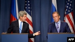 Le secretaire d'etat americain John Kerry at le Ministre des affaires etrangeres Sergey Lavrov, lors d'une conference de presse a Geneve traitant du sujet des armes chimiques en Syrie, le 12 septembre 2013.