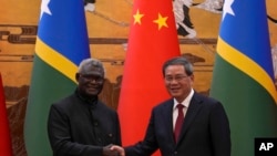 머내시 소가바레(왼쪽) 솔로몬제도 총리와 리창 중국 총리가 지난 7월 베이징 인민대회당에서 회동하고 있다. (자료사진)