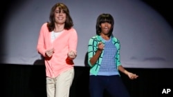 Michelle Obama menari bersama komedian Jimmy Fallon dalam acara bincang-bincang di televisi, sebagai bagian dari kampanye "Let's Move". (AP/NBC)