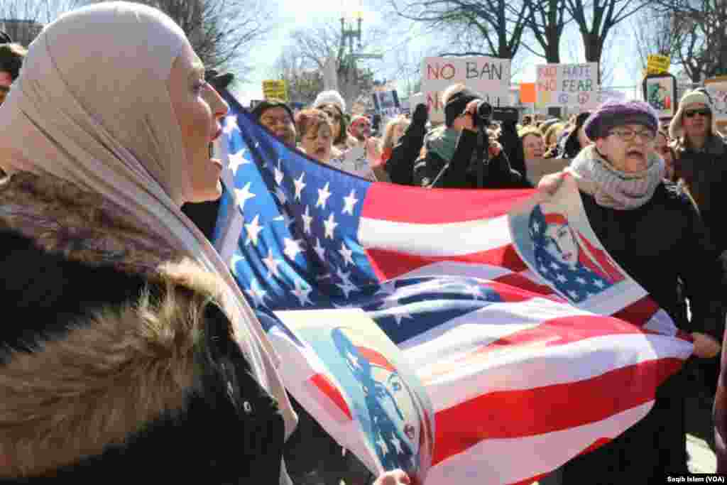 Protesters rallied and marched in Washington, D.C., Feb. 4, 2017, in support of immigrants and refugees outside the White House. (S. Islam/VOA)