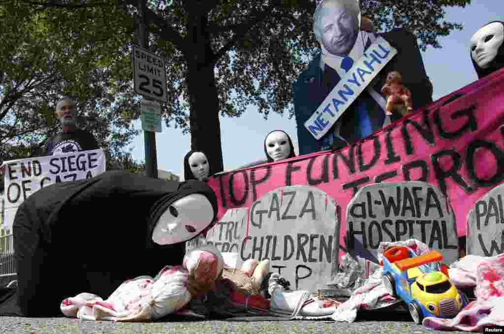 Aktivis kelompok &quot;Codepink&quot; mementaskan para korban di Gaza, dalam aksi protes di depan Kedutaan Israel di Washington, DC.