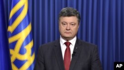 Tổng thống Ukraine Petro Poroshenko đọc diễn văn trên truyền hình 