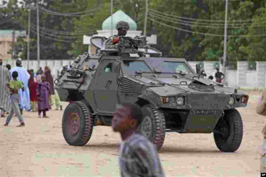 Un soldat nigérian patrouille à bord d&rsquo;un véhicule blindé, au cours de célébrations de l&#39;Aïd al-Fitr, à Maiduguri, au Nigeria, jeudi 8 août 2013. (AP Photo / Dimanche Alamba, File) 