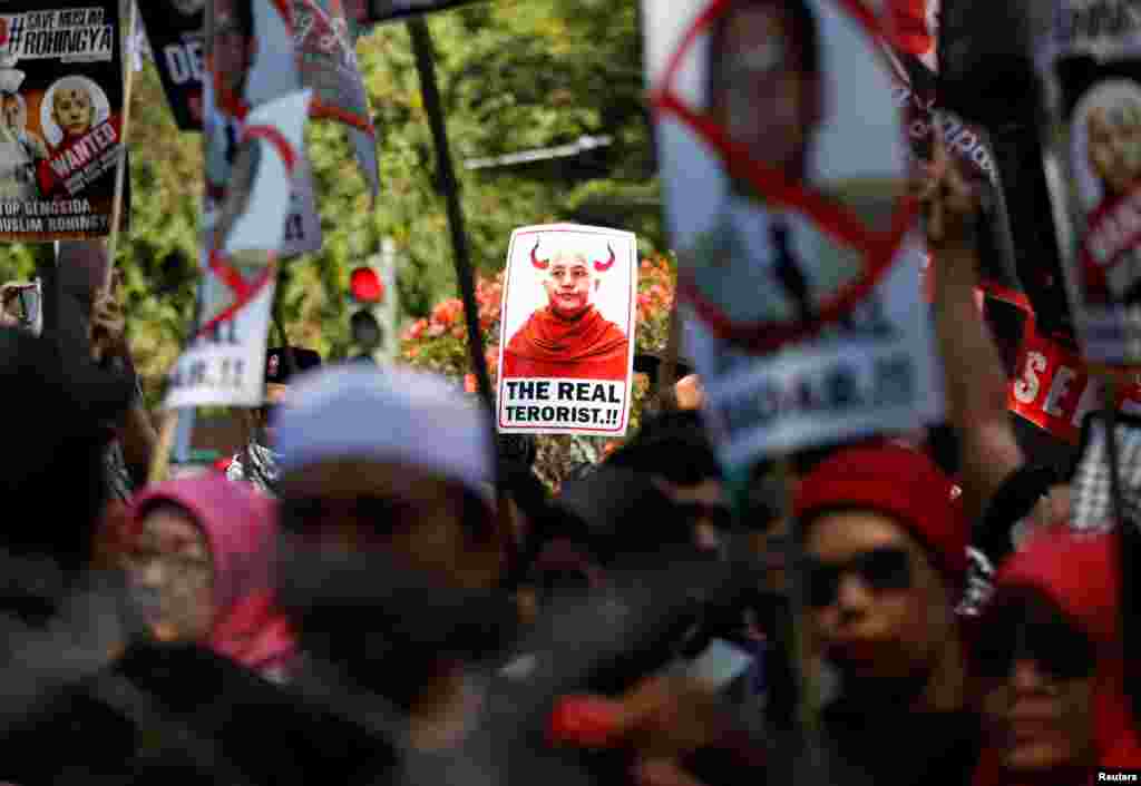 انڈونیشیا کے شہر جکارتہ میں ہونے والے ایک احتجاج میں مظاہرین نے میانمار کے بودھ انتہا پسندوں کے خلاف کتبے اٹھا رکھے ہیں