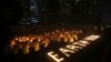 فعالان محیط زیست همزمان با خاموشی چراغ‌های ساختمان‌های بزرگ در جاکارتا، اندونزی، شمع روشن کردند. 