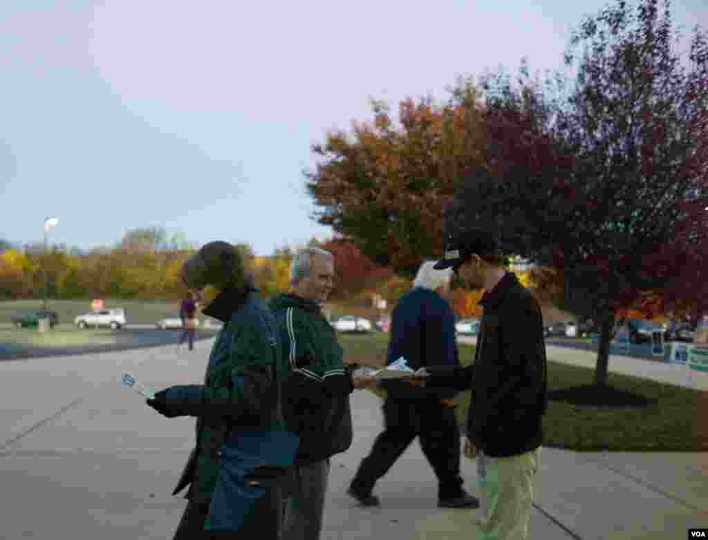 志愿者在维吉尼亚州某投票站外向公众散发选举资料