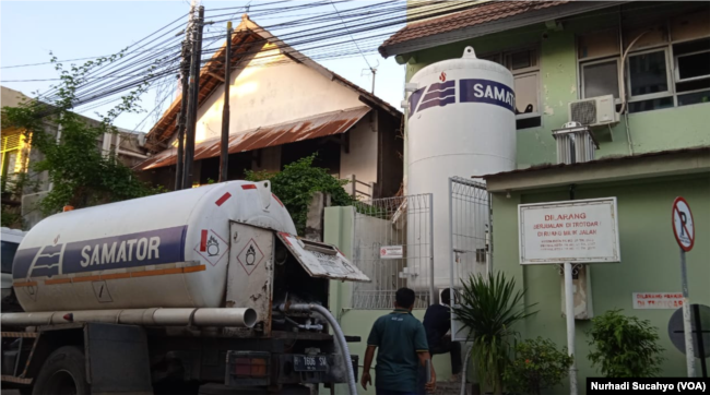 Mobil tangki oksigen PT Samator mengisi pasokan di RS PKU Muhammadiyah Yogyakarta, Minggu (4/7). (Foto: VOA/Nurhadi)