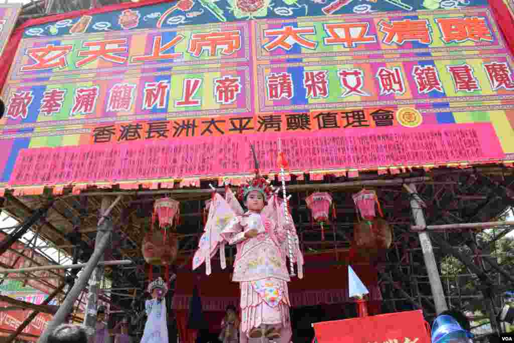 Warga Palestina berjalan di jalanan yang digenangi air usai hujan saat matahari terbenam di kamp pengungsi Al-Shatee, Gaza City.