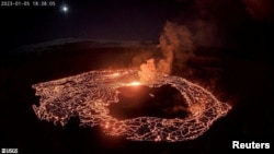 Esta imagen, tomada de una webcam del Centro Geológico de Estados Unidos, muestra la erupción del volcán Kilauea desde el anillo occidental de su caldera en la cima, el 5 de enero de 2023. 