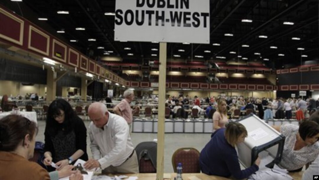 Para petugas sedang menghitung surat suara yang masuk dalam pemungutan suara Irlandia terkait referendum Fiskal Uni Eropa di Hotel City West, Dublin, Irlandia (1/6). 