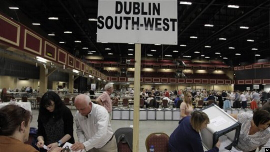 Các nhân viên phụ trách kiểm phiếu ở Dublin, Ireland đếm phiếu của cuộc trưng cầu dân ý, 1/6/12