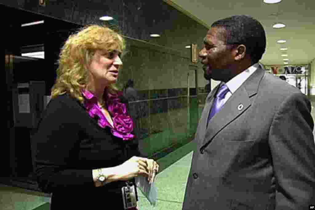 Ana Guedes e Isaías Samakuva conversam durante a visita do presidente da UNITA à Voz da América