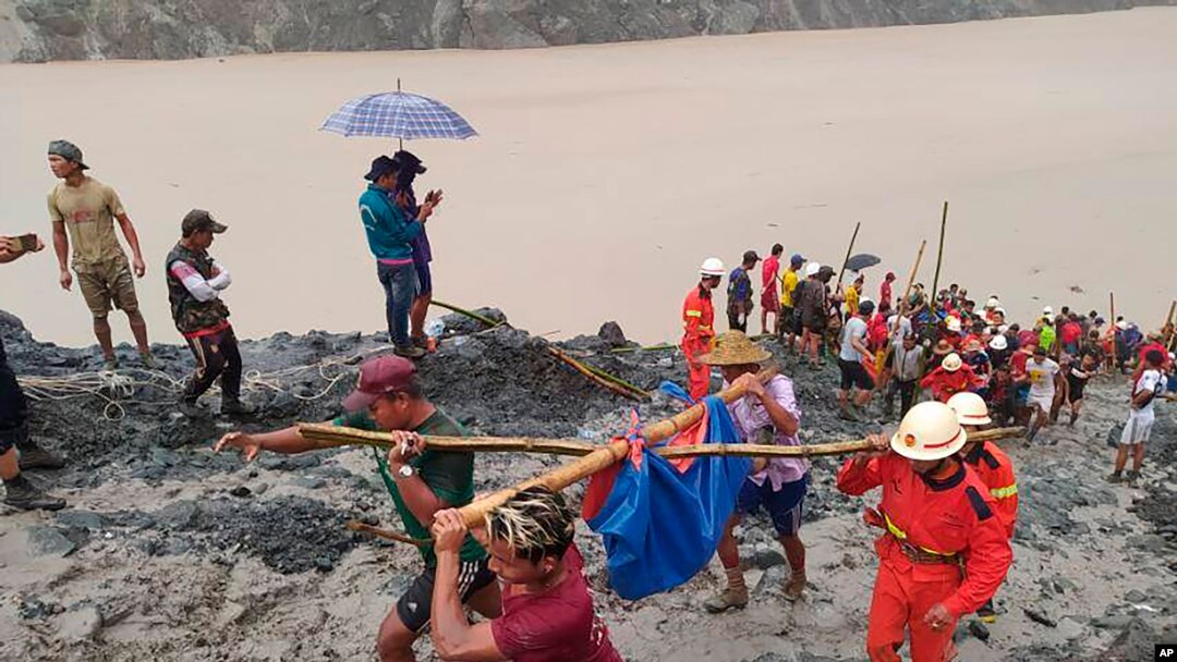 ဖားကန့် စွန့်ပစ်မြေစာပုံ ပြိုကျမှုအတွင်း ထိခိုက်ဒဏ်ရာရသူကို သယ်ဆောင်လာသည့် ကယ်ဆယ်ရေးဝန်ထမ်းများ။ (ဇူလိုင် ၂၊ ၂၀၂၀)