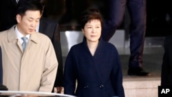 South Korea's ousted leader Park Geun-hye, right, leaves a prosecutor's office in Seoul, March 22, 2017. 