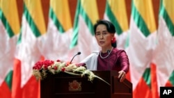  Myanmar's State Counsellor and de facto leader Aung San Suu Kyi delivers a televised speech to the nation at the Myanmar International Convention Center in Naypyitaw, Myanmar, Sept. 19, 2017.